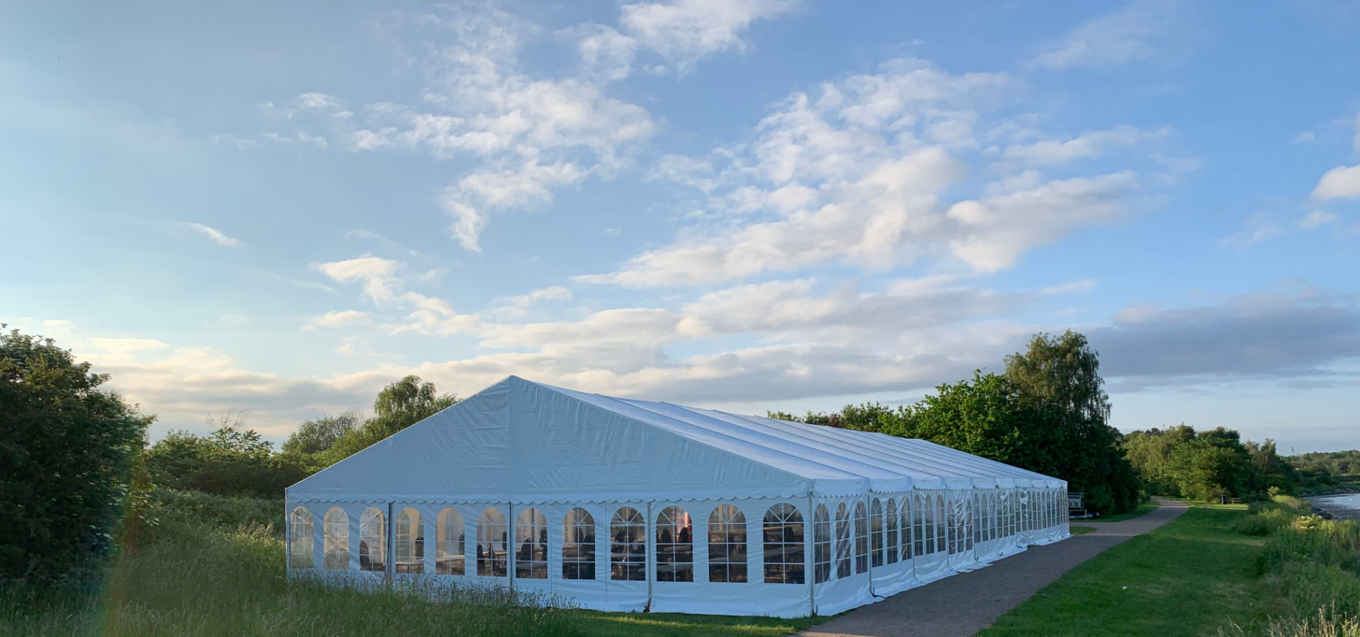 udlejet telt med en beroligende baggrund